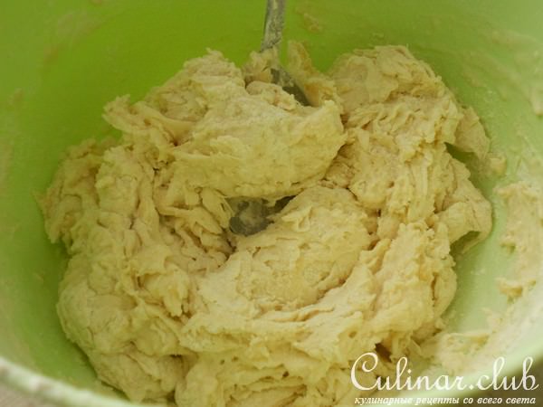 Хлебные твисты с пармезаном, розмарином и чесноком.