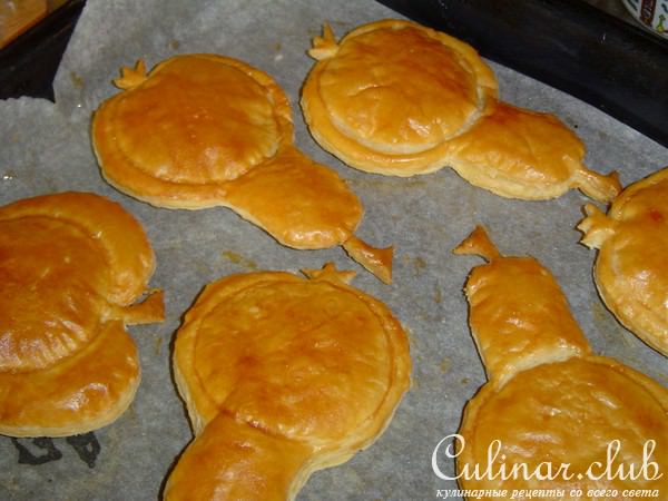 Карамелизированные груши в слойках