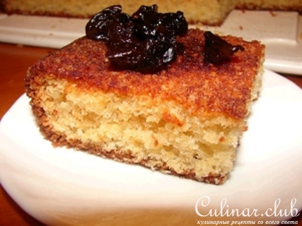 Пирог из кускуса с сиропом из чернослива