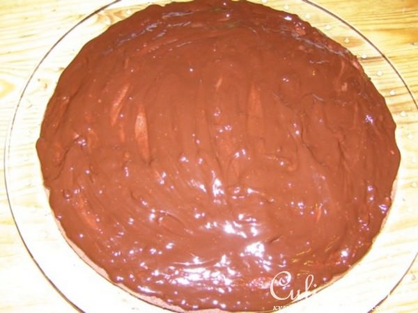 Шоколадный торт с клубникой.