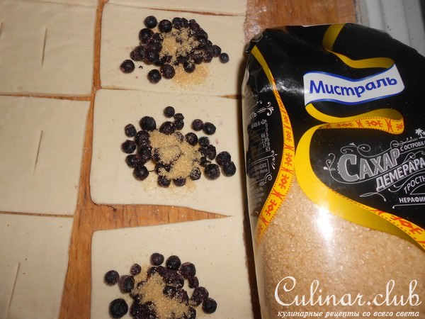 Слойки с черникой