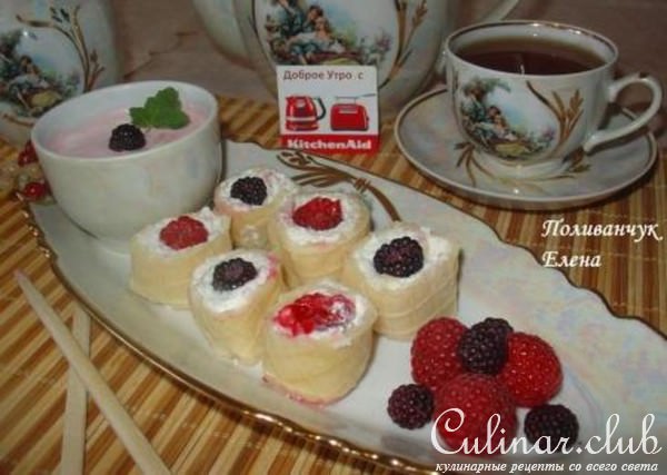 Вафельные роллы с творогом и ягодами.