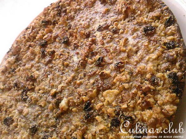 Песочный торт с орехами и изюмом