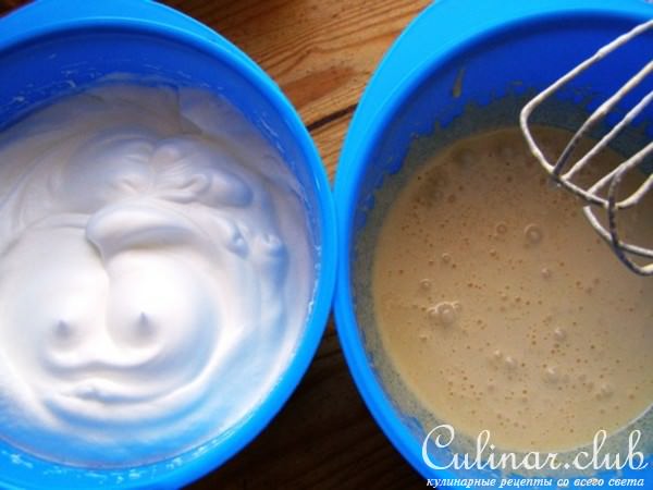 Шоколадный торт с клубникой.