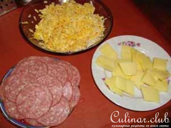 Пирог с сыром и салями