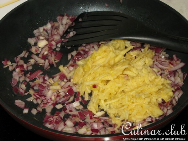 Штрудель с краснокачанной капустой и брусникой