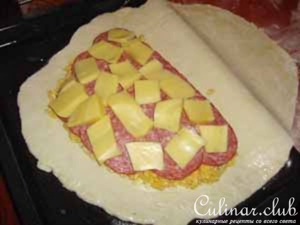 Пирог с сыром и салями