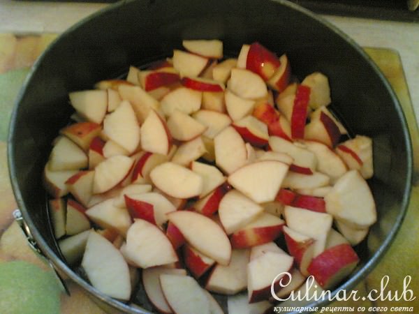 Яблочный пирог с финиками и орехами