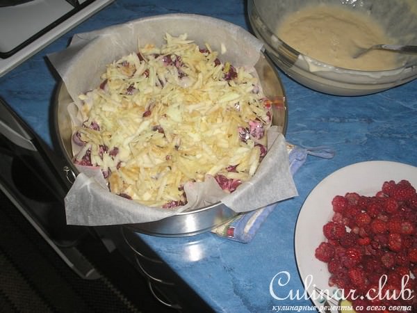 Пирог с вишнями, яблоками и малиной