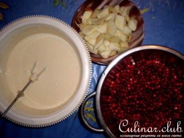 Сладкий пирог с брусникой и яблоками