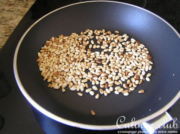 Яблочный пирог с кедровыми орешками