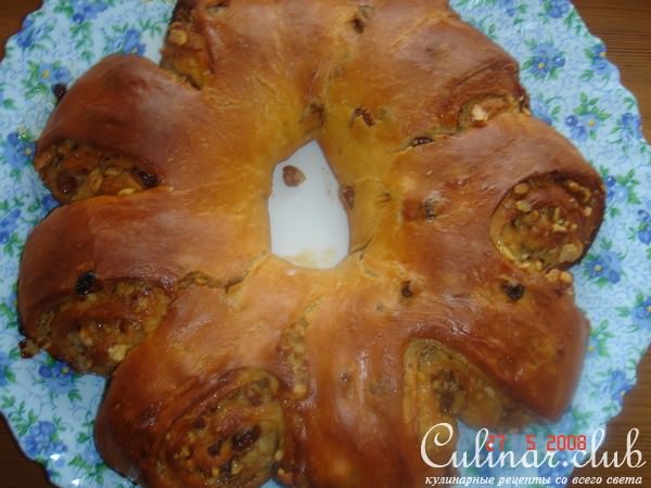 Рулет с изюмом и орехами