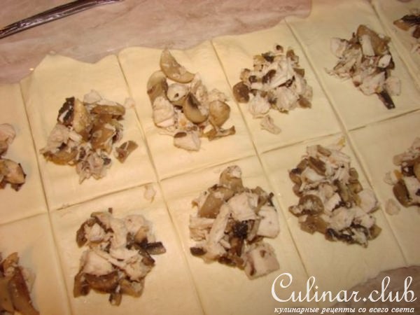 Слойки с курицей и грибами.Самые простые.