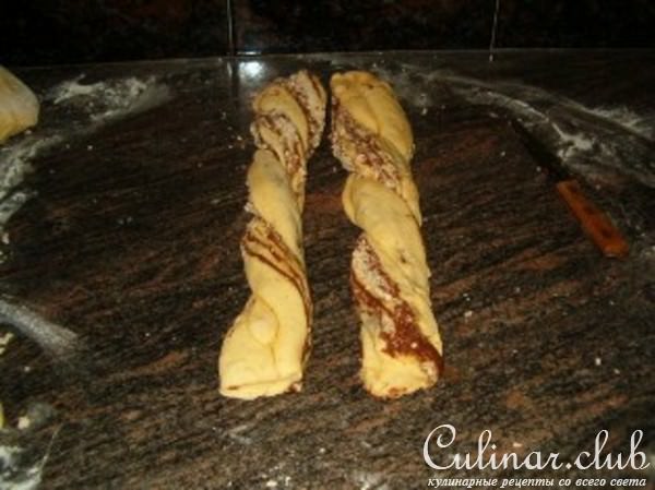 Рулет с пастой нутела и халвой.
