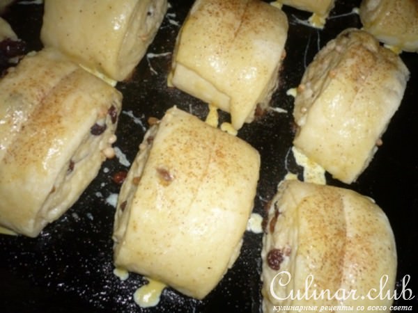 "Булочка с изюмом, медом и орешками..."