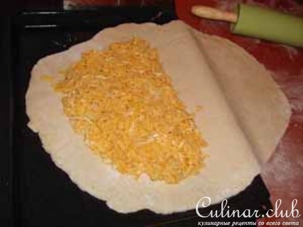Пирог с сыром и салями
