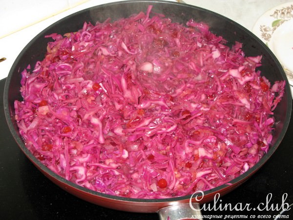 Штрудель с краснокачанной капустой и брусникой