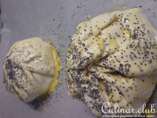 Камамбер с винными яблоками и орехами