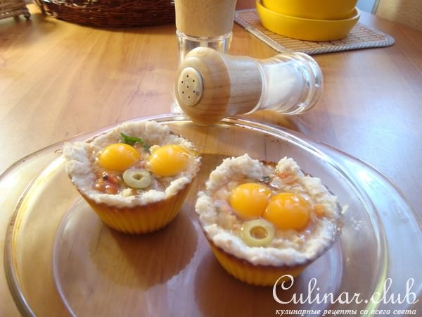 Глазунья из перепелиных яиц запечённая в пшеничном хлебе.