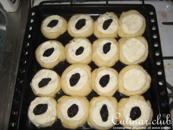 Ватрушки с творогом и черносливом
