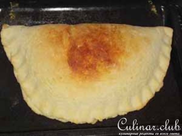 Пирог с сыром и салями