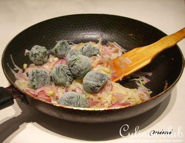 киш с копченым лососем, козьим сыром, шпинатом и пореем
