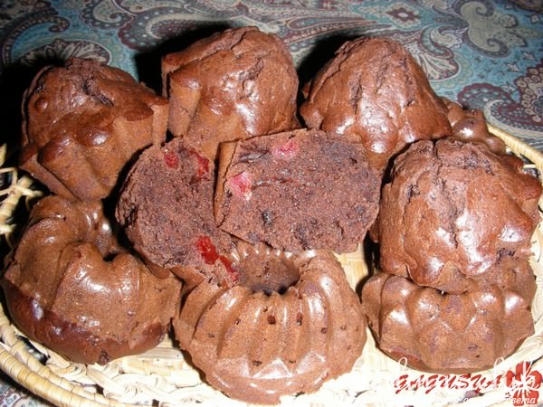 Шоколадные кексы с сушеной вишней