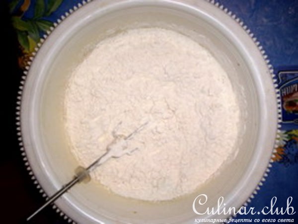 Сладкий пирог с брусникой и яблоками