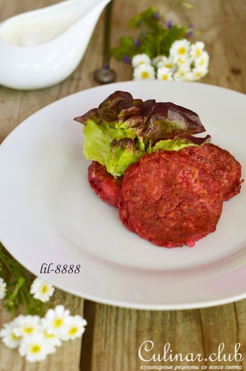Сырники со свеклой и козьим сыром.