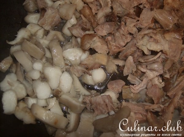 Открытый пирог с уткой и вешенками