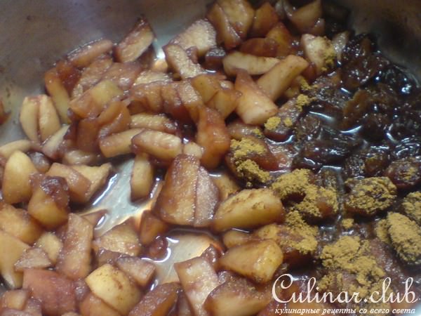Камамбер с винными яблоками и орехами