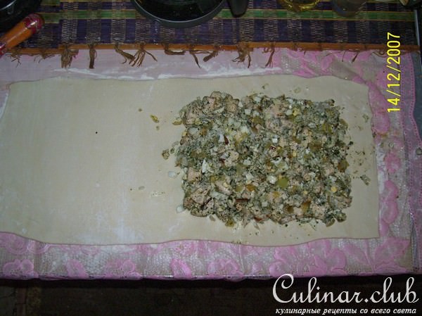 Слоеный пирог с курицей, рисом и яйцом