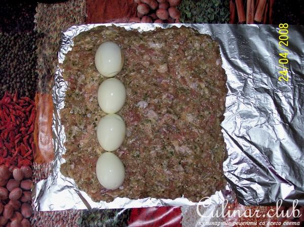 Мясной рулет с яйцом в слоеном тесте