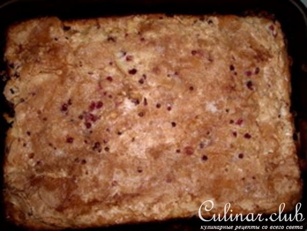 Сладкий пирог с брусникой и яблоками
