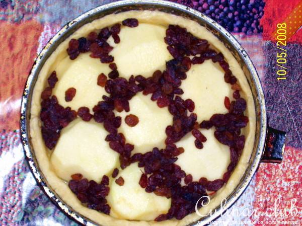 Закрытый яблочный пай с изюмом