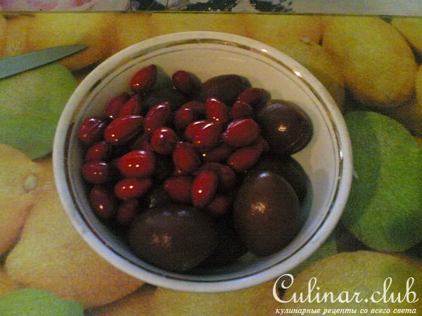 Маффины со сливами и кизилом
