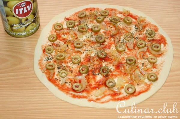 Лепешки с луком,оливками и томатным соусом