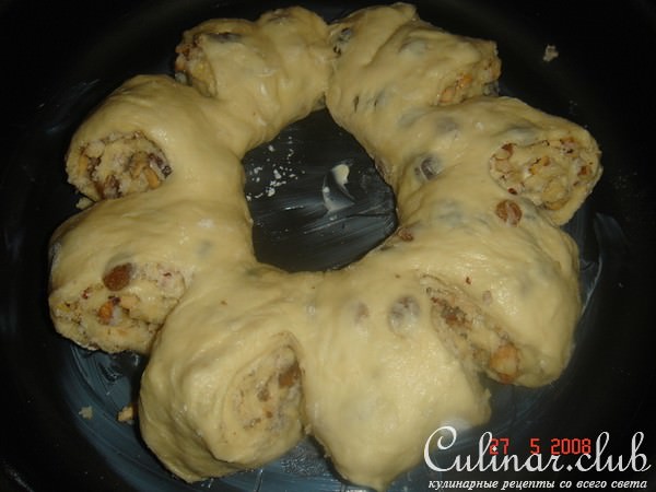 Рулет с изюмом и орехами