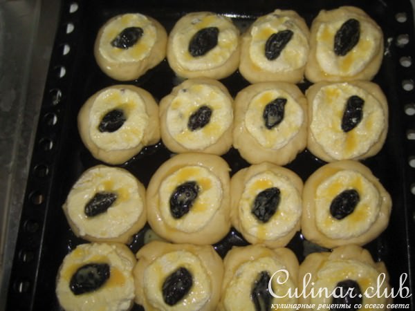 Ватрушки с творогом и черносливом