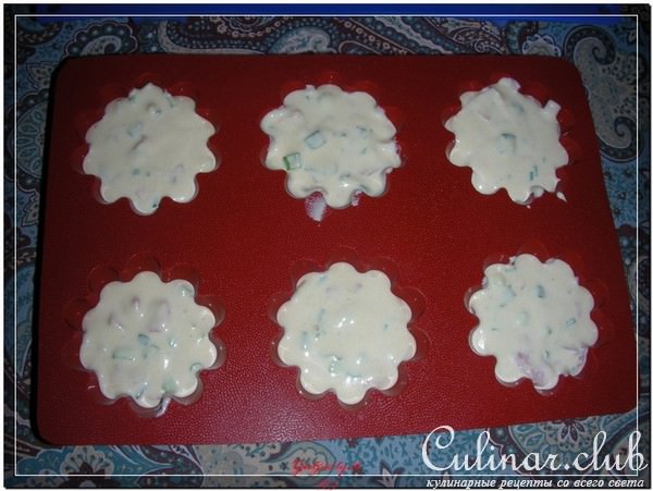 Кукурузные кексы с беконом и зеленым луком