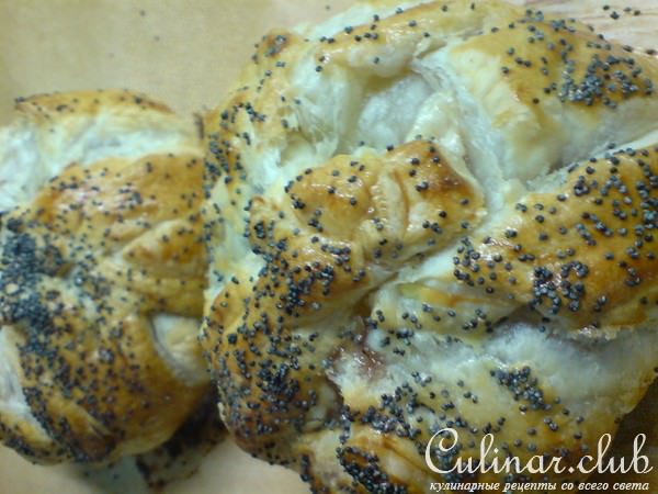 Камамбер с винными яблоками и орехами