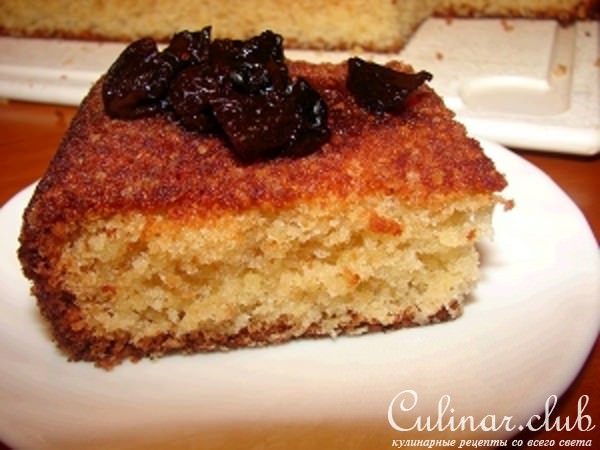 Пирог из кускуса с сиропом из чернослива