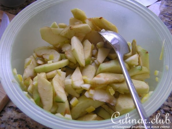 Яблочный пирог с кедровыми орешками
