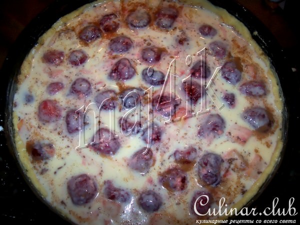 Сметанный пирог с клубникой и яблоками