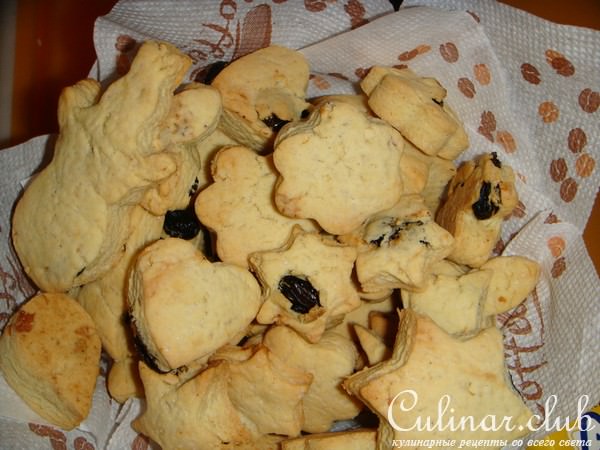 Песочное печенье с изюмом и орехами