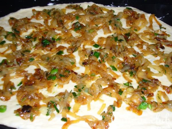 Пирог с карамелизированным луком и сыром "Фета"