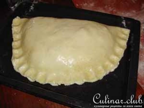 Пирог с сыром и салями