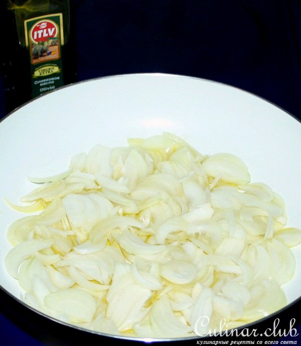 Лепешки с луком,оливками и томатным соусом