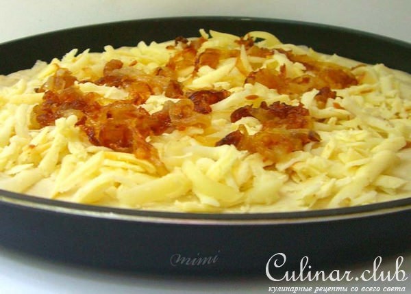 пицца с карамелизованным луком,копченым сыром и маслинами