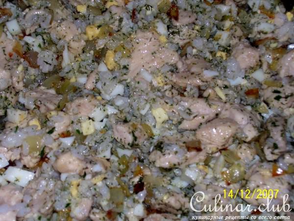 Слоеный пирог с курицей, рисом и яйцом
